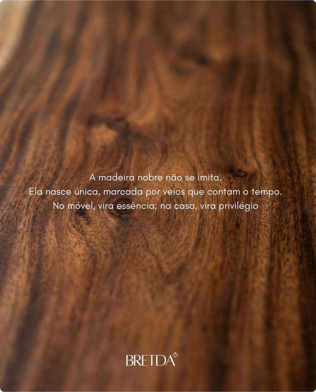 Detalhe de madeira nobre artesanal Bretda - craftsmanship brasileiro de luxo