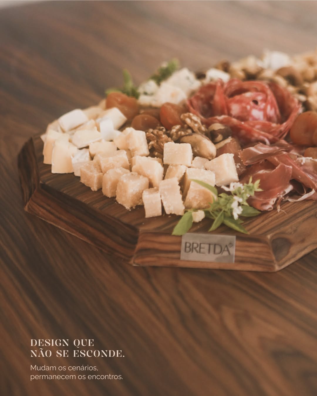 Acessorio Bretda em madeira nobre - design que nao se esconde